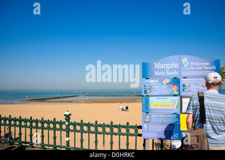 Ein Blick hinter dem willkommen Board an den Strand in Margate wichtigsten Sands an einem sonnigen Tag. Stockfoto