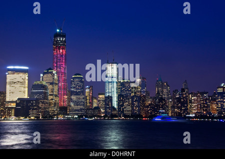 Skyline von Downtown Manhattan mit Freedom Tower bei Nacht, Blick vom Jersey City - New York City, USA Stockfoto