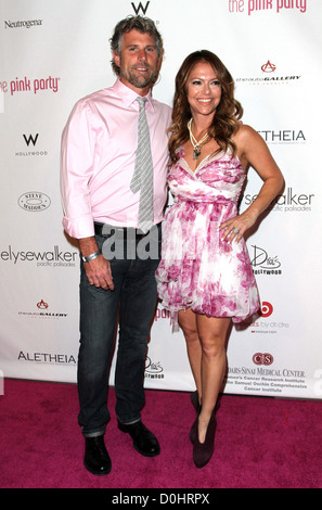 Elyse Walker mit ihrem Ehemann war die 6. jährliche Pink Party im Drai's an der W Hollywood Hollywood, California - 25.09.10 Stockfoto