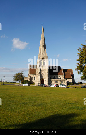 Ein Blick in Richtung Allerheiligen Kirche in Blackheath. Stockfoto