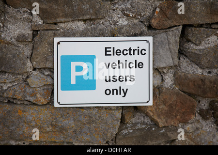 Elektrofahrzeug-Benutzer nur Parken anmelden Stockfoto