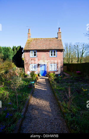 Eine kleine englische Landhaus mit blau lackierten vorderen Tür. Stockfoto