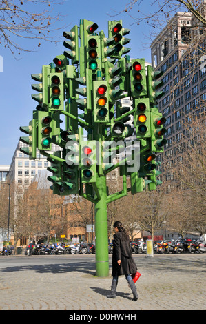 Skulptur des Baumes der Ampel vom französischen Bildhauer Pierre Vivant mit 75 Lichtern am Kreisverkehr am Canary Wharf London Docklands England UK Stockfoto