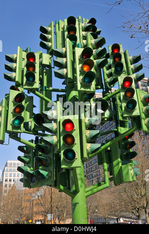 Skulptur des Baumes der Ampel vom französischen Bildhauer Pierre Vivant mit 75 Lichtern am Kreisverkehr am Canary Wharf London Docklands England UK Stockfoto