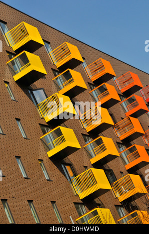 Helle bunte Baustoffe auf Wohnblock Balkone in Gehäuse Entwicklung in modernen Wohnblocks in Wohnungen in East London England GB Stockfoto