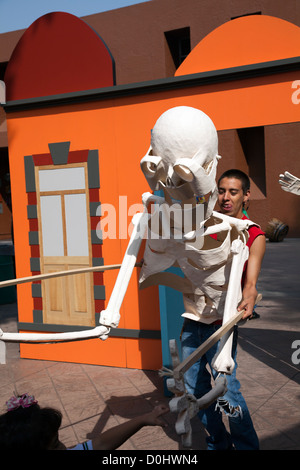 Lebensgroße Puppe Handler im Museo Nacional de Culturas Popular während Dia de Los Muertos feiern - Coyoacán - Mexiko-Stadt Stockfoto