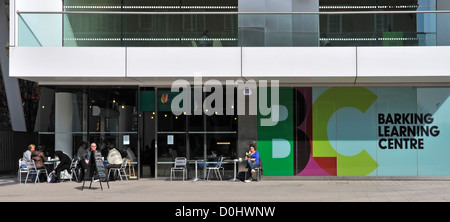 Barking Learning Centre und Bibliothek mit Tischen im freien & Stühle aus dem Café im Stockfoto