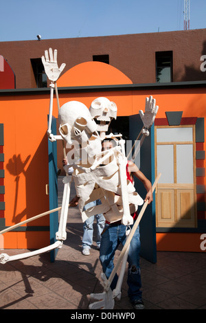 Lebensgroße Puppe Handler im Museo Nacional de Culturas Popular während Dia de Los Muertos feiern - Coyoacán - Mexiko-Stadt Stockfoto