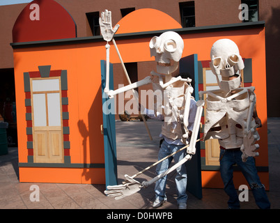 Lebensgroße Puppe Handler im Museo Nacional de Culturas Popular während Dia de Los Muertos feiern - Coyoacán - Mexiko-Stadt Stockfoto