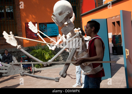 Lebensgroße Puppe Handler im Museo Nacional de Culturas Popular während Dia de Los Muertos feiern - Coyoacán - Mexiko-Stadt Stockfoto