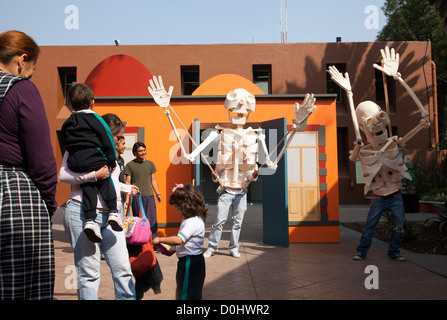 Lebensgroße Puppe Handler im Museo Nacional de Culturas Popular während Dia de Los Muertos feiern - Coyoacán - Mexiko-Stadt Stockfoto