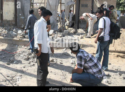 Bombe Abgang im Kader (BDS) Beamten prüfen Website nach dem Bombenanschlag im vorgefertigten Ziegel Depot in Malir Bereich in Karachi auf Montag, 26. November 2012. Die Bombe wurde in einem Backstein-verursacht einen Toten und drei Arbeiter verletzt, nach CID Polizei Terroristen vier Ziegel-Bomben platziert, an verschiedenen Orten in Karatschi gepflanzt. Stockfoto