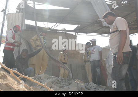 Bombe Abgang im Kader (BDS) Beamten prüfen Website nach dem Bombenanschlag im vorgefertigten Ziegel Depot in Malir Bereich in Karachi auf Montag, 26. November 2012. Die Bombe wurde in einem Backstein-verursacht einen Toten und drei Arbeiter verletzt, nach CID Polizei Terroristen vier Ziegel-Bomben platziert, an verschiedenen Orten in Karatschi gepflanzt. Stockfoto