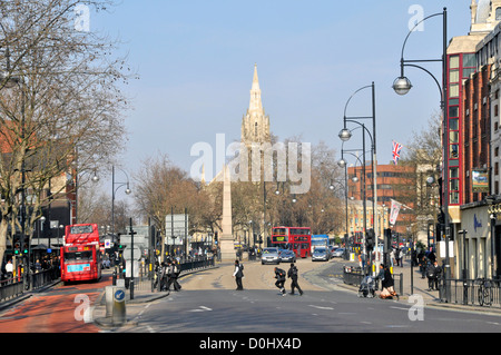 High Street Broadway eine Art und Weise, wie der Verkehr auf der A11 unterwegs mit der St. Johns Kirche, Stratford, Newham East London England Großbritannien Stockfoto