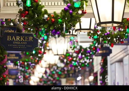 Weihnachtsbeleuchtung auf dem Display in Princes Arcade in Piccadilly. Stockfoto