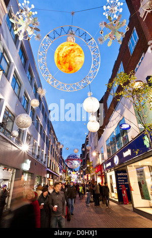 Weihnachtsbeleuchtung auf dem Display in der Carnaby Street in London. Stockfoto