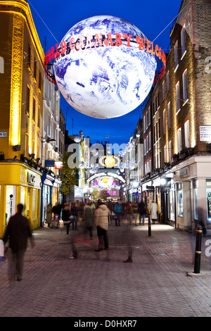 Weihnachtsbeleuchtung auf dem Display in der Carnaby Street in London. Stockfoto