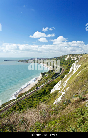 Ein Blick von der White Cliffs of Dover, Folkestone und den englischen Kanal. Stockfoto