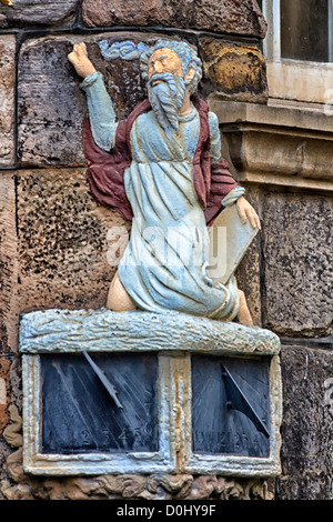 Sonnenuhr zeigt Moses an der Ecke von John Knox House, Royal Mile, Edinburgh, Schottland Stockfoto