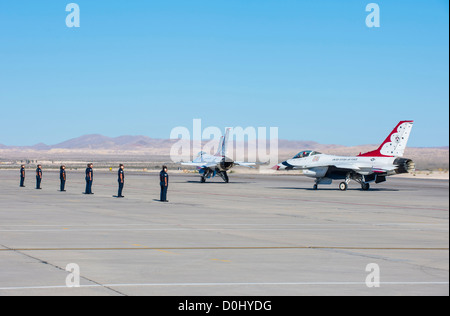 Thunderbird f-16 Flugzeugen Vorbereitung einer Flugschau Stockfoto