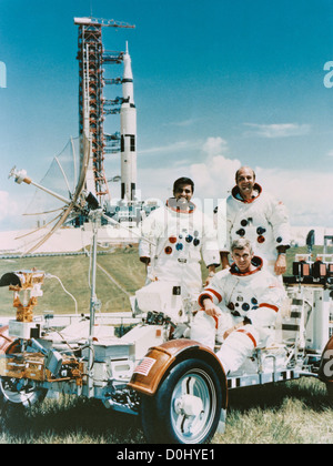 Die erstklassige Besatzung von Apollo 17, fotografiert mit einem Lunar Roving Vehicle-Trainer. Sie sind Eugene A Cernan (sitzend), Kommandant, Ron Stockfoto