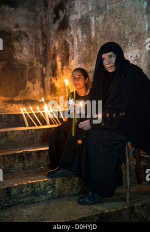 Nicht identifizierte Pilger in das Grab Mariens in Gethsemane betet während des Festes Mariä Himmelfahrt der Jungfrau Maria Stockfoto