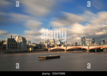 Ein Blick auf die City of London von der südlichen Böschung. Stockfoto
