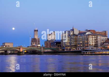 Ein Blick auf die südlichen Böschung und dem Shard Gebäude an der London Bridge. Stockfoto