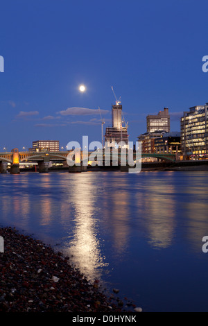 Ein Blick auf die südlichen Böschung und dem Shard Gebäude an der London Bridge. Stockfoto