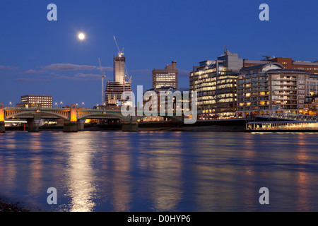 Ein Blick auf die südlichen Böschung und dem Shard Gebäude an der London Bridge. Stockfoto