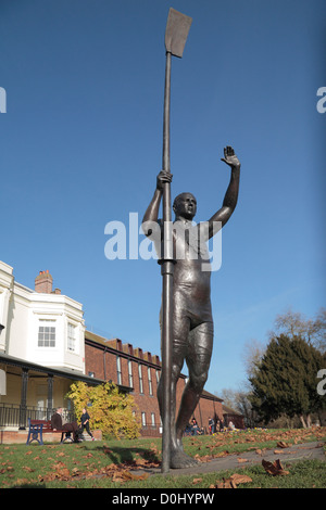 Die Statue von Sir Steve Redgrave, ein Ruderer, am Ufer der Themse in Marlow, Buckinghamshire, England. Stockfoto