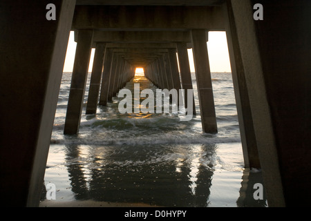 GA00072-00... Georgien - Sonnenaufgang auf Tybee Pier auf Tybee Island. Stockfoto