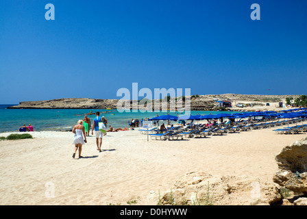 Liegestühle und Sonnenschirme am Strand Ayia Napa Zypern Stockfoto