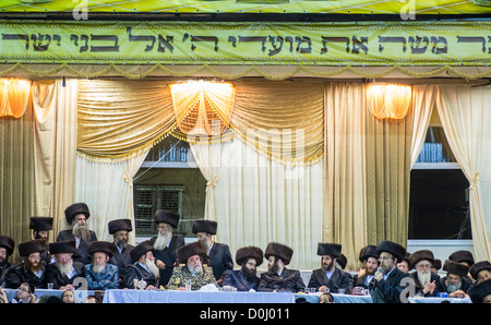 Orthodoxe Juden von der Hasidic Dynastie Vizhnitz feiert Simchat Beit Hashoeivah in Bnei Brak Israel Stockfoto