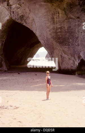 Cathedral Cove Marine Reserve, beliebte Attraktion mit Besuchern, Strand, ungewöhnliche Felsformationen, Bögen, Inseln, Speerfischen, Tauchen Stockfoto