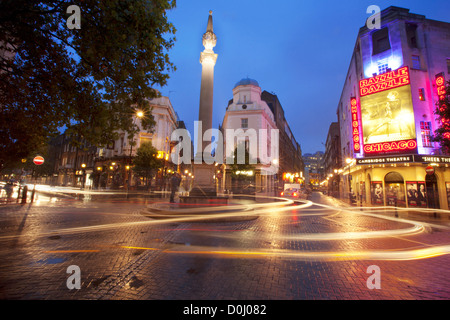 Ein Blick auf sieben wählt Kreuzung mit Lichtspuren in der Nähe von Cambridge Theatre. Stockfoto