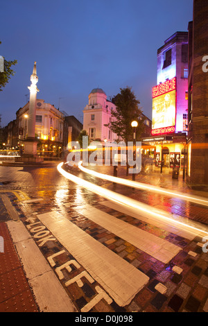 Ein Blick auf sieben wählt Kreuzung mit Lichtspuren in der Nähe von Cambridge Theatre. Stockfoto