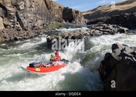 Laufenden Tumwater fällt auf Oregons John Day River in einem aufblasbaren Kajak. Stockfoto