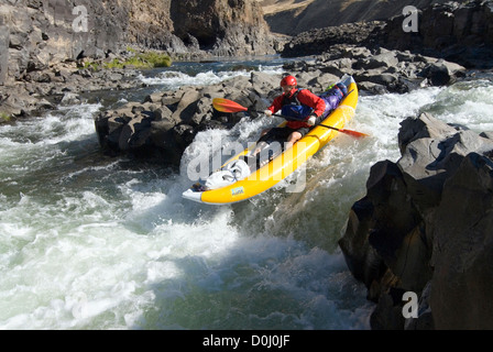 Laufenden Tumwater fällt auf Oregons John Day River in einem aufblasbaren Kajak. Stockfoto