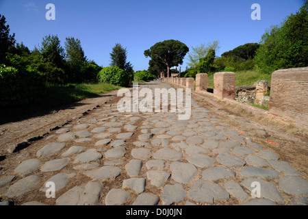 Italien, Rom, Ostia Antica, Decumanus Maximus, alte römerstraße Stockfoto