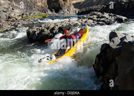 Laufenden Tumwater fällt auf Oregons John Day River in einem aufblasbaren Kajak. Stockfoto