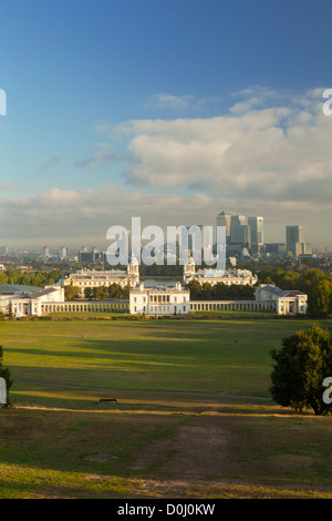 Ein Blick auf Canary Wharf vom Greenwich Park und die Royal Obervatory. Stockfoto