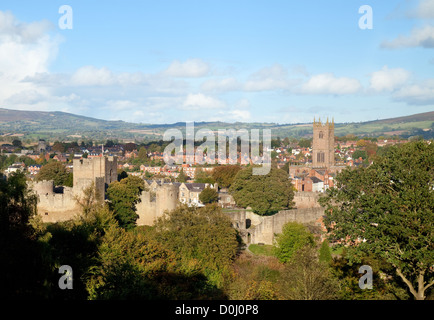 Blick auf die Stadt Ludlow St Laurence Kirche und Burg Ludlow, Shropshire UK Stockfoto