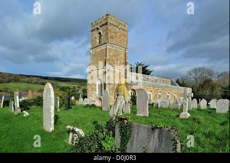 Alte Gräber auf dem Friedhof der Pfarrkirche St. Nikolaus in Abbotsbury entlang der Jurassic Coast, Dorset, Südengland, Großbritannien Stockfoto