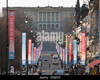 Der königliche Palast in Oslo Norwegen am Ende der Parade Straße Karl Johan, Banner feiert der örtlichen Fußballmannschaft Vålerenga Stockfoto