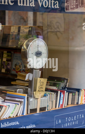 Gebrauchte Bücher nach Gewicht in La Toletta Buchhandlung in Venedig Stockfoto