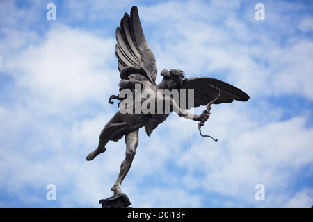 Ein Blick auf die Statue von Anteros thront oben auf das Shaftesbury Denkmal am Piccadilly Circus. Stockfoto