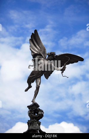 Ein Blick auf die Statue von Anteros thront oben auf das Shaftesbury Denkmal am Piccadilly Circus. Stockfoto