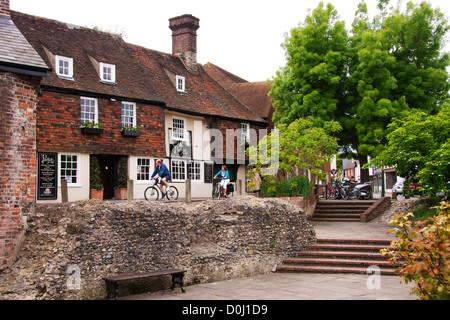 Zwei Radfahrer fahren vorbei an dem 14. Jahrhundert Parrot Pub in Canterbury. Stockfoto