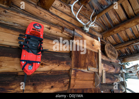 Schneeschuhe hängen alte Hütte in Oregon Wallowa Mountains. Stockfoto